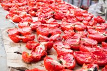 Kirguistán, región de Osh, Osh, escena del mercado en Big Bazaar en Osh, tomates secos - foto de stock