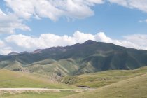 Kirguistán, región de Naryn, distrito de Kochkor, paisaje de región de Naryn - foto de stock