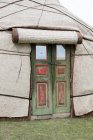 Кыргызстан, Нарынская область, Кочкорский район, дверь юрты — стоковое фото