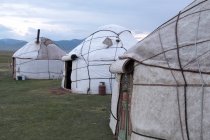 Kirguistán, Región de Naryn, Distrito de Kochkor, Campamento de Yurtas - foto de stock