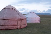 Кыргызстан, Нарынская область, Кочкорский район, юрточный лагерь — стоковое фото
