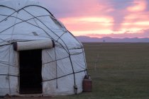 Kyrgyzstan, Region Naryn, Bezirk Kotschkor, Sonnenuntergang im Jurtenlager — Stockfoto