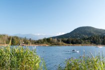 Autriche, Carinthie, Vue sur le lac Worthersee, montagnes en arrière-plan — Photo de stock
