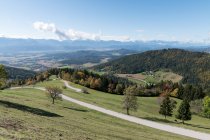 Áustria, Caríntia, Magdalensberg, Montanhas Verdes paisagem à luz do sol — Fotografia de Stock