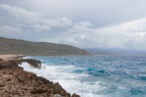 Kuba, san antonio del sur, küste bei tortuguilla, launiger himmel über meereslandschaft — Stockfoto