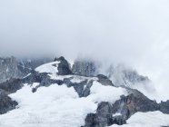 Argentina, Santa Cruz, El Chalten, Mt. FitzRoy, com neve e nevoeiro — Fotografia de Stock