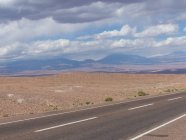 Chili, region de antofagasta, antofagasta, straße in richtung san pedro wüste und landschaftlich einsame landschaft blick — Stockfoto