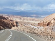 Chile, Región de Antofagasta, El Loa, San Pedro de Atacama, camino hacia Valle de la Luna - foto de stock
