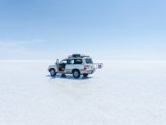 Bolivien, potos department, daniel campos provinz, salar de uyuni, jeep geparkt auf salzwüste — Stockfoto