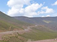 Bolívia, Departamento de Potos, Antonio Quijarro, Bolívia, através de montanhas vermelhas paisagem — Fotografia de Stock