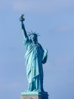 Estados Unidos, Nueva York, Nueva York, Estatua de la Libertad contra el cielo azul - foto de stock