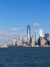 Estados Unidos, Nueva York, horizonte de la ciudad y barco de vela vista parcial - foto de stock