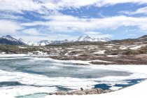 Suiza, Uri, Realp, El Furka Pass, Paisaje escénico con montañas cubiertas de nieve - foto de stock