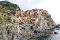 Bunte Häuser entlang der Mittelmeerküste in manarola, ligurien, italien — Stockfoto