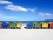 Южная Африка, Западный Кейп, Кейптаун, разноцветные деревянные дома на берегу — стоковое фото