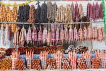 Typische georgische Bonbons aus Walnüssen und Traubensaft churtschchela in Tiflis, Georgien — Stockfoto