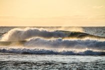 Estados Unidos, Hawái, Kapaa, Paisaje marino panorámico al atardecer con olas - foto de stock
