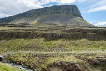 Paesaggio montuoso con strada tortuosa alla luce del sole, Islanda — Foto stock