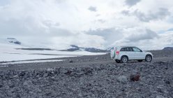 Island, Vesturland, Langjokull-Gletscher, Auto in einsamer Landschaft geparkt — Stockfoto