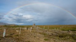 Равнинный пейзаж с радугой в небе, Исландия, Miklaholtshreppur — стоковое фото