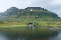 Islande, Snefellsnes, paysage pittoresque avec Kirkjufellsfoss Cascade au bord du lac de montagne — Photo de stock