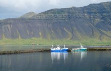 Islandia, Helgafellssveit, barcos en fiordo estrecho en el norte de la península de Snefellsnes - foto de stock