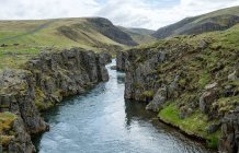 Kurvenreicher Fluss zwischen grünen Klippen, Island, Skagabyggo — Stockfoto