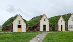 Подлинные торфяные домики с пышной зеленой травой, Исландия — стоковое фото
