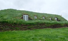 Authentic peat house with lush green grass, iceland — Stock Photo