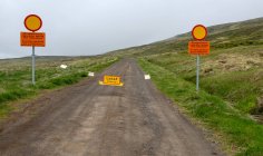 Carretera de tierra cerrada con señales de advertencia, Islandia - foto de stock