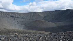Krater hverfjall und bergige Landschaft unter bewölktem Himmel, Island — Stockfoto