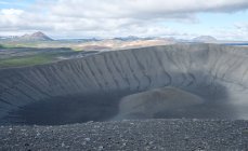 Teil des Kraters hverfjall und bergige Landschaft unter bewölktem Himmel, Island — Stockfoto