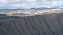 Teil des Kraters hverfjall und bergige Landschaft unter bewölktem Himmel — Stockfoto