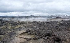 Hendidura volcánica humeante y cielo nublado, Leirhnjukur, Islandia - foto de stock