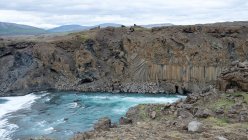 Erhöhter Blick auf den fließenden Aldeyjargoss-Wasserfall, Island — Stockfoto
