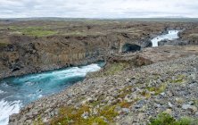 Cascata di Aldeyjarfoss e fiume che scorre tra le rocce, Islanda — Foto stock