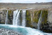 Hrafnabjargafoss Wasserfall fließt von Klippen, Island — Stockfoto