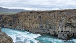 Возвышенный вид на водопад Aldeyjargoss с базальтовыми скалами, Исландия — стоковое фото