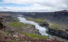 Vista elevata della cascata Hafragilsfoss sotto il cielo nuvoloso, Islanda — Foto stock