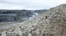 Dettifoss cascada y río en el paisaje rocoso, Islandia - foto de stock