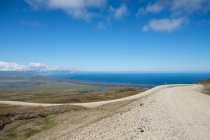 Піднята дорога з ісландським пейзажем у яскравому сонячному світлі — стокове фото