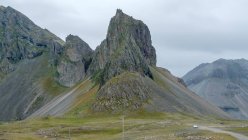 Macchina lontana nel paesaggio roccioso, Islanda, Sveitar Flagi Hornafjordrur — Foto stock