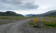 Strada rurale con cartello stradale nel paesaggio montano, Sveitar Flagi Hornafjordrur, Islanda — Foto stock