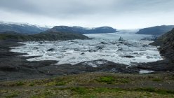 Gletscher, der sich durch das Gebirge erstreckt, sveitar flagi hornafjordrur, Island — Stockfoto