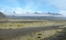 Paesaggio montuoso coperto di nuvole basse, Islanda, Sveitar Flagi Hornafjordrur — Foto stock