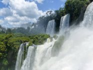 Argentinien, Misiones, Naturkulisse mit Blick auf den Leguazu-Wasserfall — Stockfoto