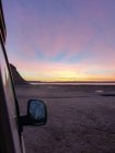 Argentina, Chubut, Viedma, Península Valdez, puesta de sol en una bahía con vista desde el coche - foto de stock