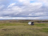 Chile, Region de Magallanes and Antartica Chilena, Tierra del Fuego, Park Pinguino Rey, view on car in field — Stock Photo