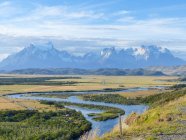 Chile, Região de Magallanes e Antártica Chilena, Ultima Esperanza, Torres del Paine com vista para o rio — Fotografia de Stock