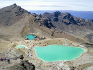 Nova Zelândia, Manawatu-Wanganui, Parque Nacional Tongariro, Tongariro Alpine Crossing - vista de lagos de enxofre — Fotografia de Stock